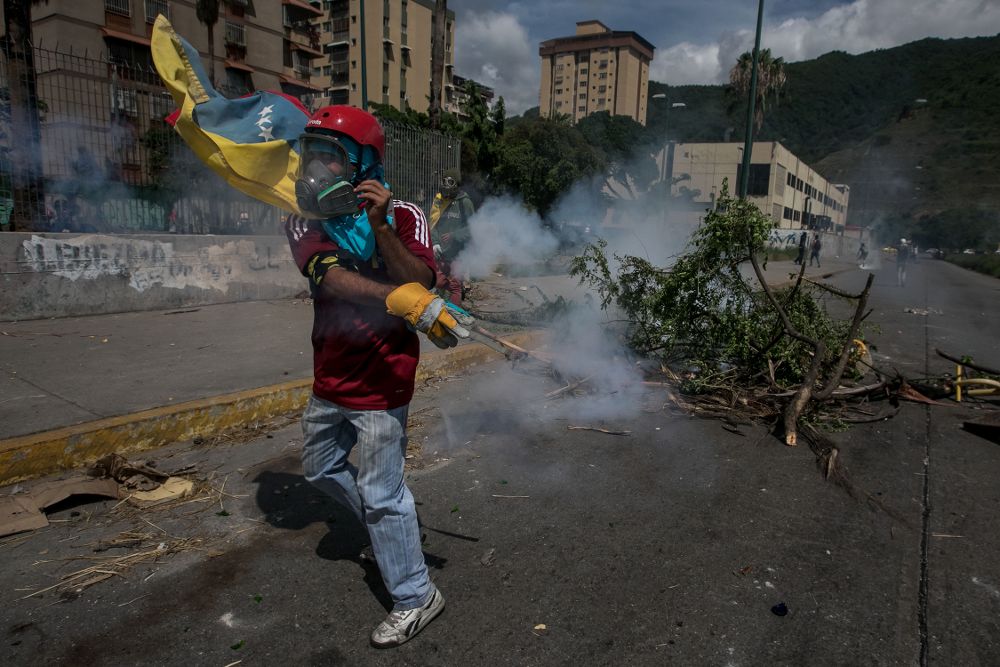Manifestantes se enfrentan con la policía durante una protesta opositora el pasado sábado 3 de junio, en Caracas.