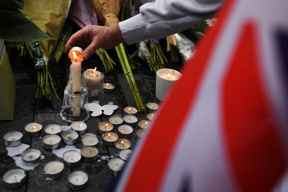 Una persona participa en una vigilia en homenaje a las víctimas del atentado terrorista en Londres.