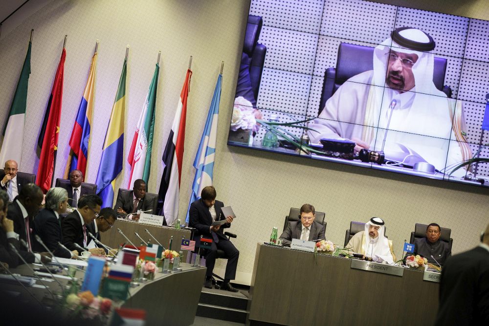 El ministro saudí de Energía e Industria, Khalid Al-Falih (c), y el ministro ruso de Energía, Alexander Novak (i), participan en la reunión ministerial de la Organización de Países Exportadores de Petróleo (OPEP).