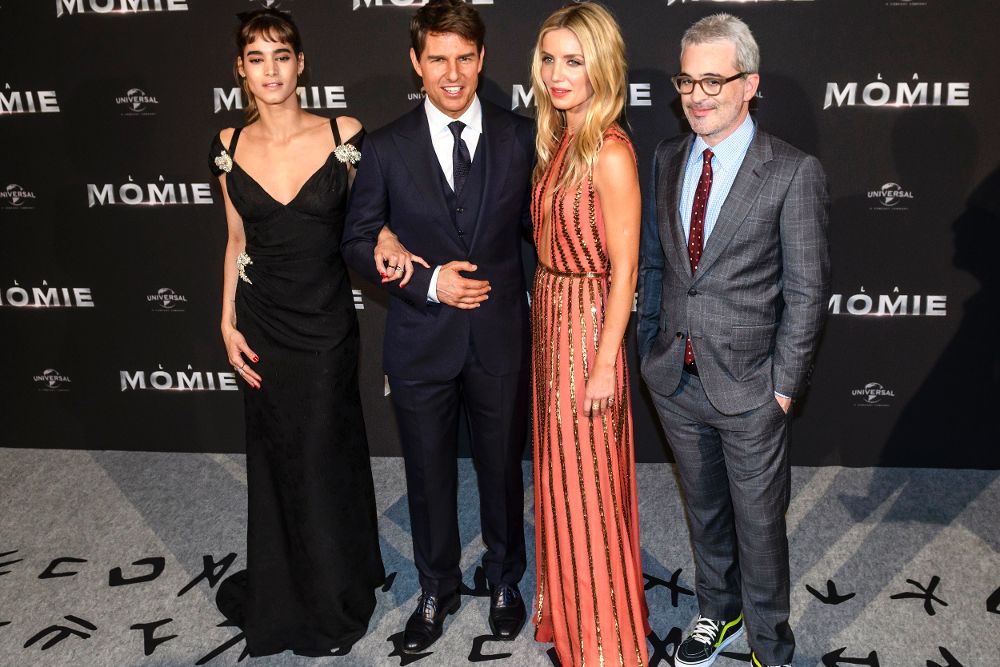 El actor estadounidense Tom Cruise (2-i), el director Alex Kurtzman (d) las actrices Sofía Boutella (i) y Annabelle Wallis (2-d).