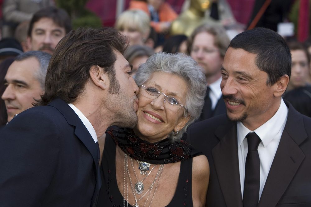 Javier Bardem (I) besa a su madre, Pilar Bardem (C), en una fotografía retrospectiva.