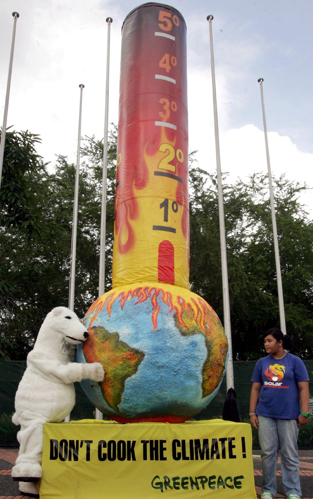 Una de las "perfomances" de Greenpeace por el Día Mundial del Medio Ambiente.