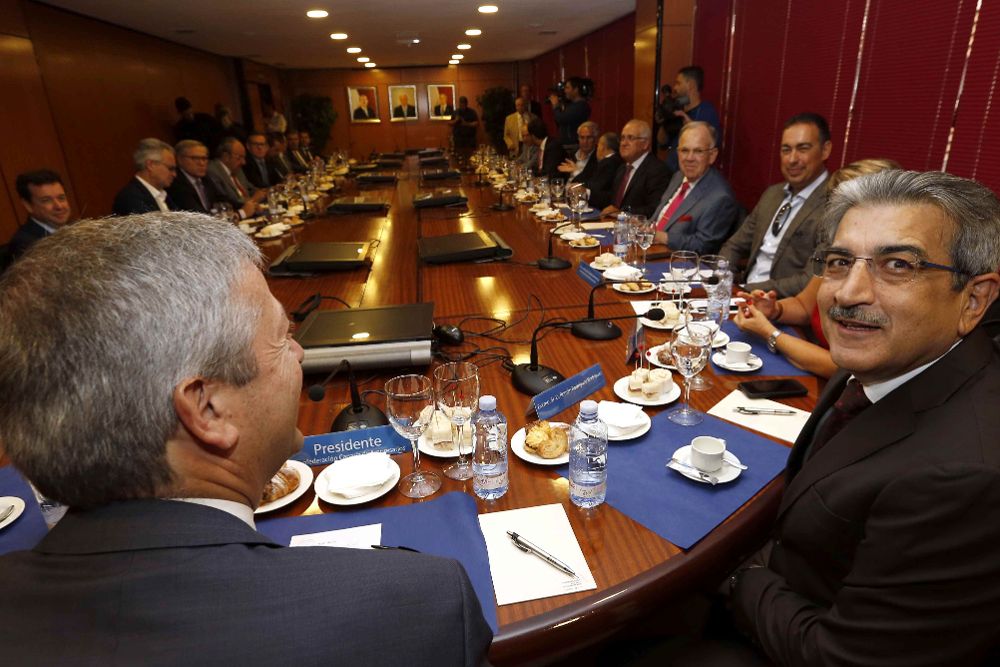 El presidente de Nueva Canarias, Román Rodríguez (d), junto al presidente de la Confederación Canaria de Empresarios, Agustín Manrique de Lara (i), y varios miembros de la junta directiva, durante la reunión que mantuvieron hoy en Las Palmas.