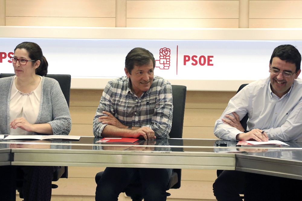 El presidente de la gestora que ha dirigido el PSOE desde el pasado mes de octubre, Javier Fernández (c), y el portavoz de la misma, Mario Jiménez, junto a Ascensión Godoy, durante la última reunión que han mantenido con el equipo del secretario general electo, Pedro Sánchez.