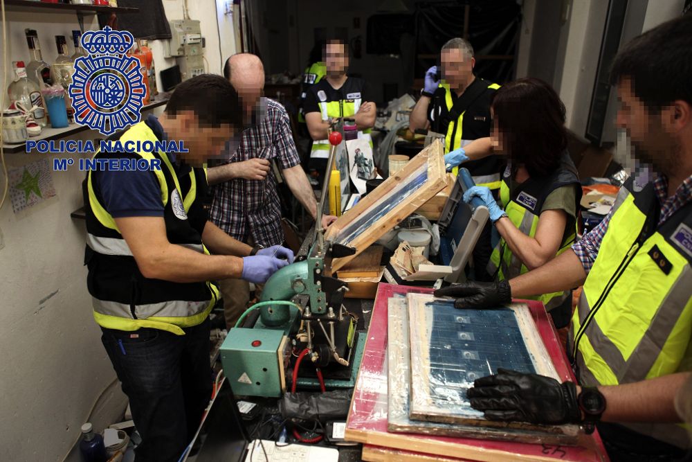 La Policía Nacional inspecciona la imprenta clandestina, donde se ha incautado de material para producir 1.275.000 euros.