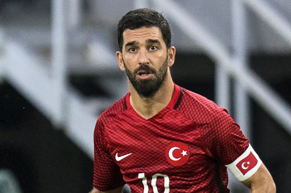 El centrocampista turco, Arda Turan, golpea el balón durante el amistoso disputado ayer entre Turquía y Macedonia.