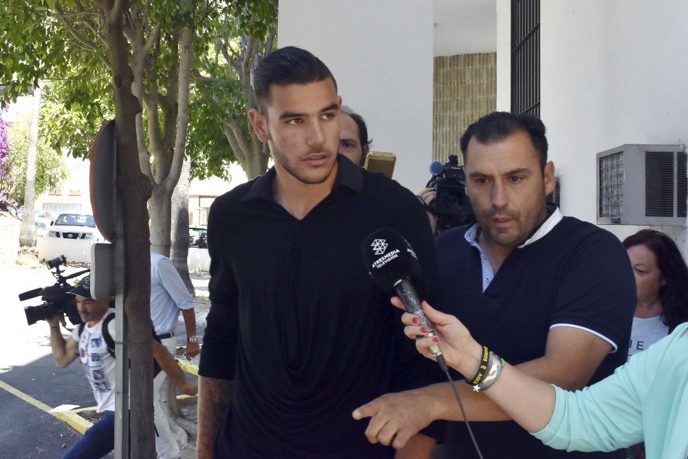 El futbolista Theo Hernández, a la salida hoy de los juzgados de Marbella (Málaga).
