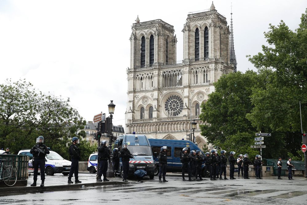 Miembros de la policía acordan las inmediaciones de la catedral de Notre Dame de París, hoy, donde un agente disparó a un hombre que había intentado agredirle en la explanada.