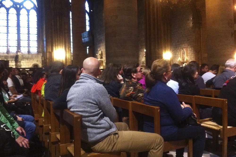 Turistas aguardan acontecimientos en la catedral de Nôtre Dame de París, ayer.