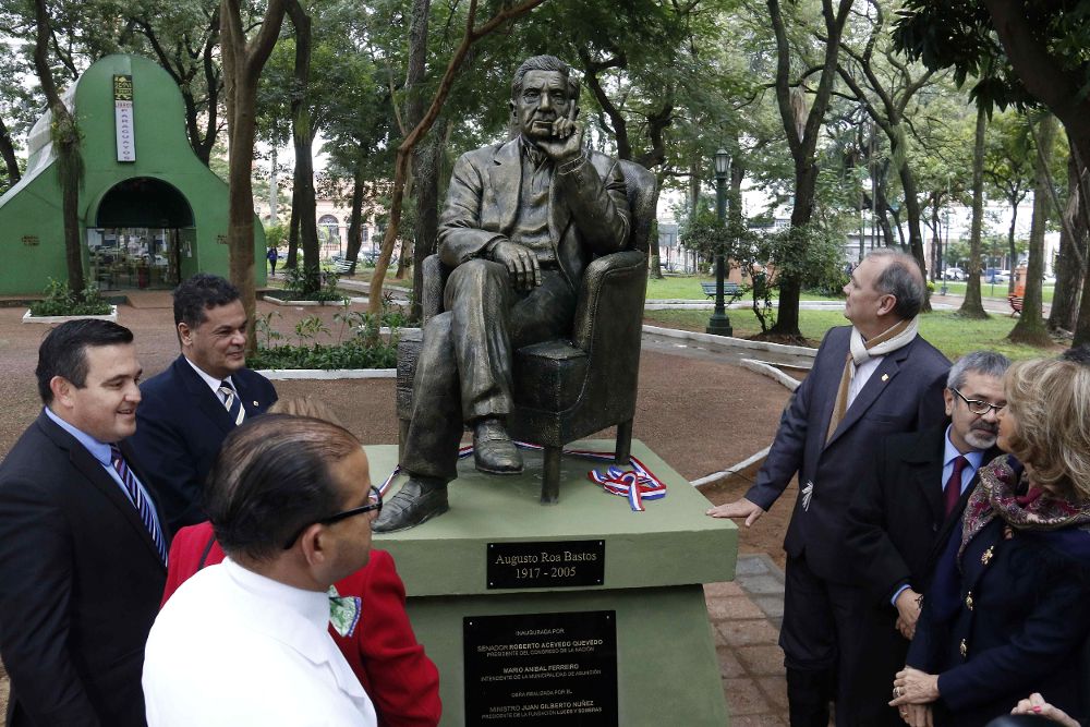 Vista de la estatua del escritor paraguayo augusto Roa Bastos descubierta en una plaza de Asunción (Paraguay).