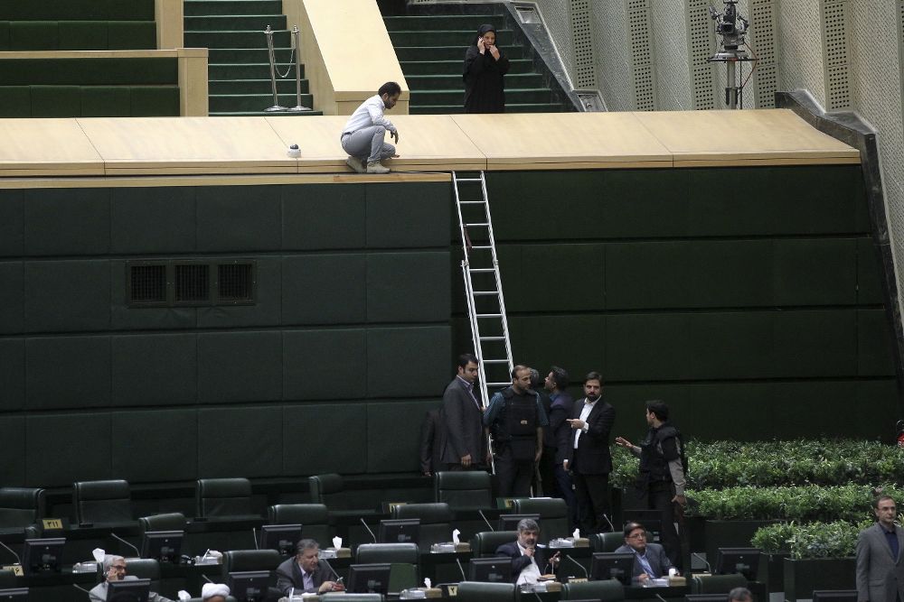 Policías iraníes en el interior del Parlamento.