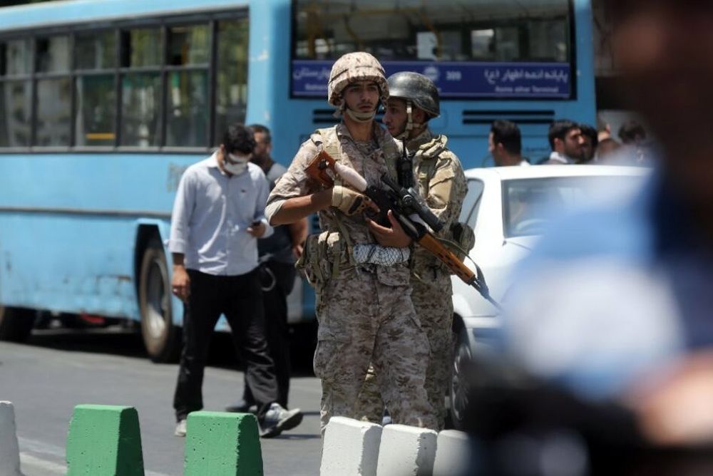 Soldados iraníes vigilan los alrededores del Parlamento.