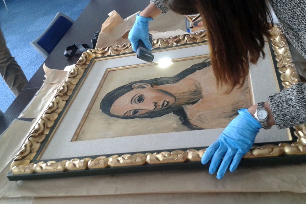 2015, facilitada por Aduanas francesas de la obra de Picasso "Cabeza de mujer joven". 