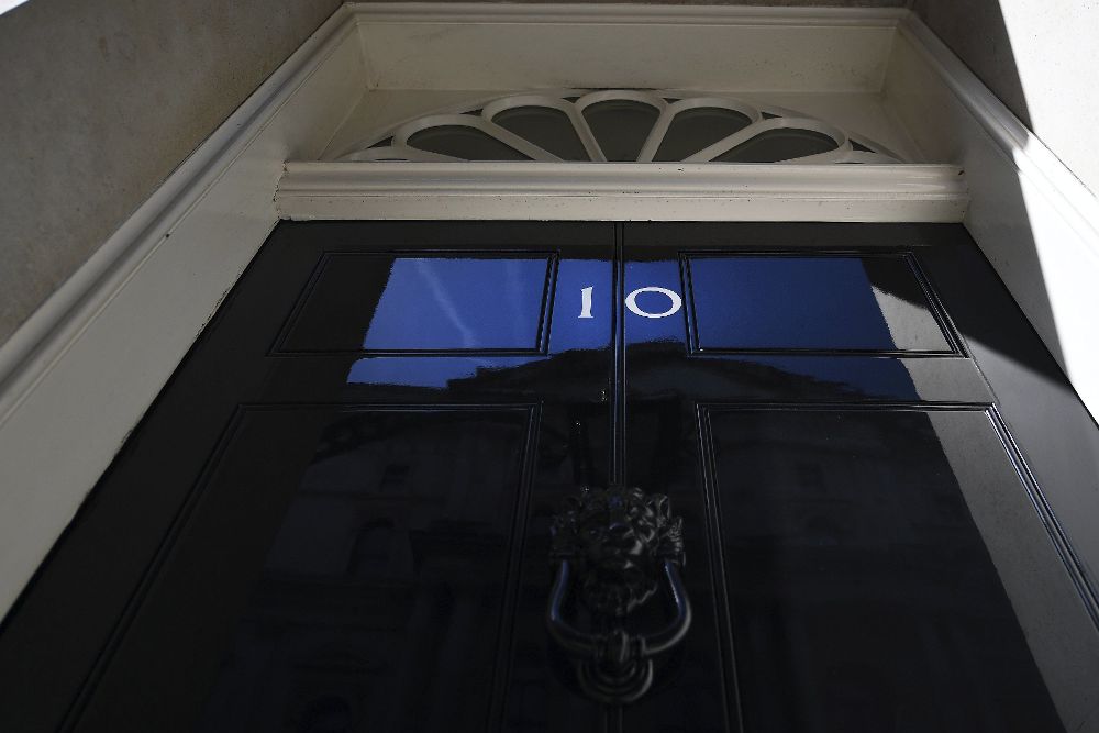 Vista de la puerta principal de la casa del primer ministro británico en el número 10 de Downing Street en Londres.