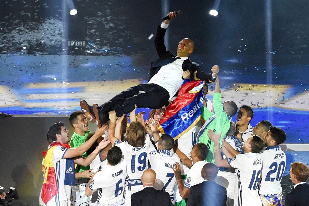 Los jugadores del Real Madrid mantean a Zidane en el estadio Santiago Bernabéu tras conseguir la Liga de Campeones.
