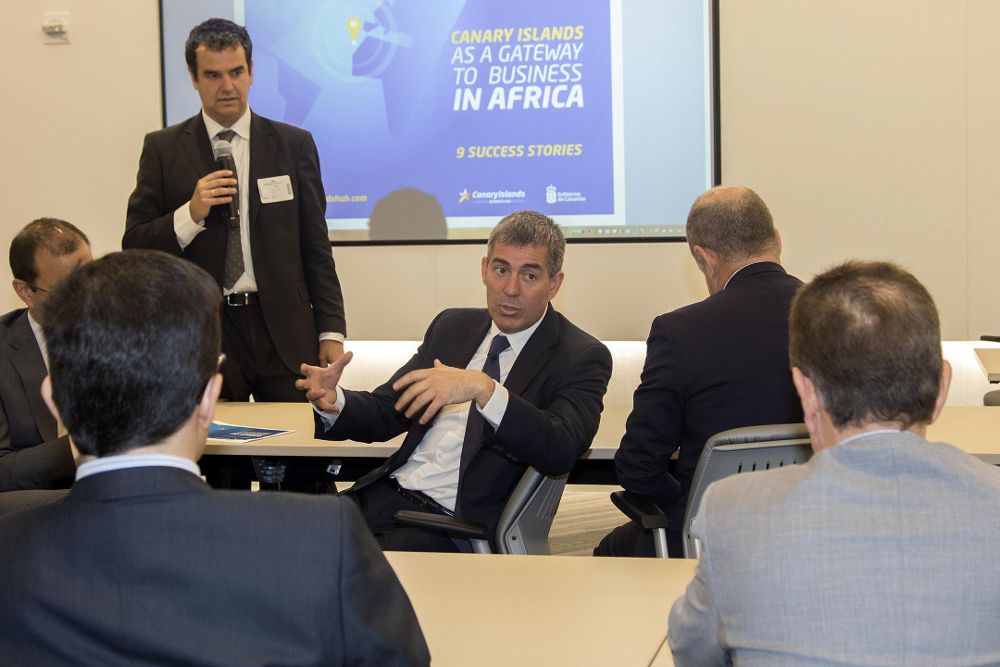 El presidente de Canarias, Fernando Clavijo (c), durante una reunión en la ciudad de Nueva York, donde se encuentra para promover la inversión extranjera en el archipiélago.