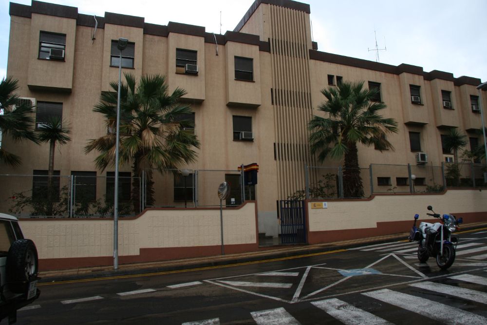 Puerta principal de la comisaría, que está en la calle Lepanto, paralela a Tres de Mayo.