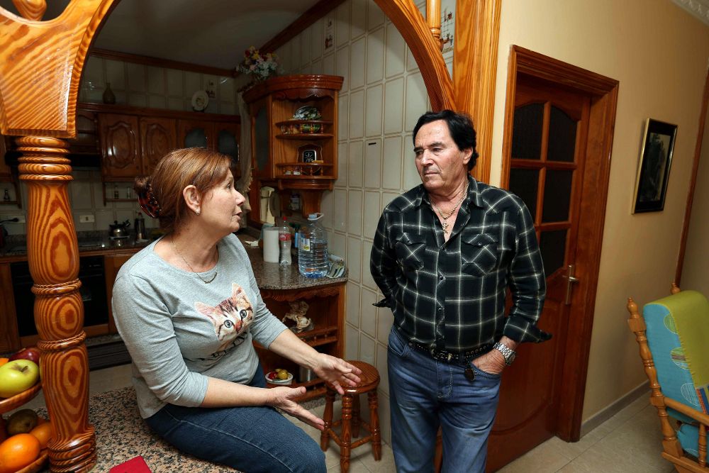 El el abuelo de Yéremi Vargas, el niño que desapareció hace nueves años en Las Palmas de Gran Canaria, José Suárez Castellano, en su casa de Vecindario (Gran Canaria) conversa con una familiar.