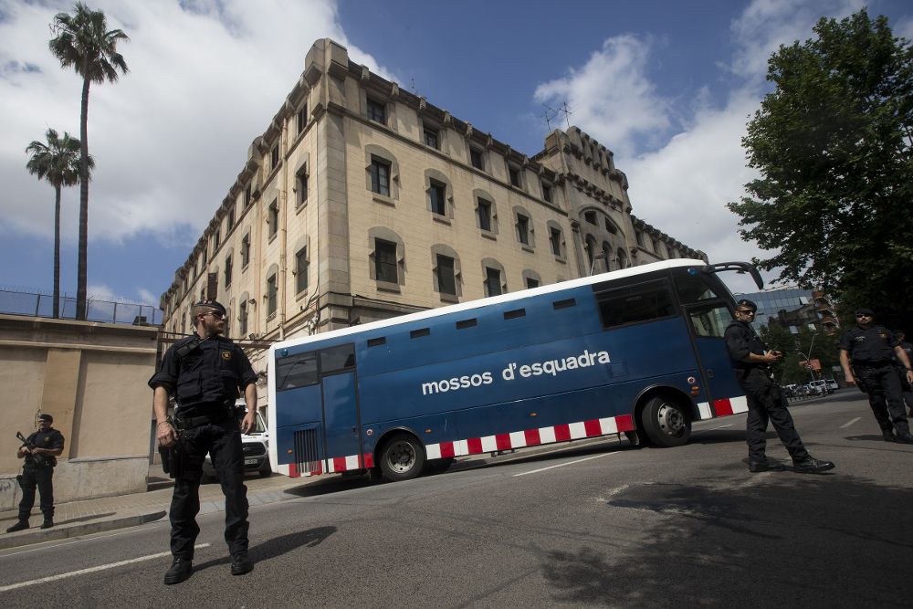 Un furgón del Área Penitenciaria de los Mossos d'Esquadra traslada a los últimos 24 internos que permanecían recluidos en la cárcel Modelo de Barcelona.