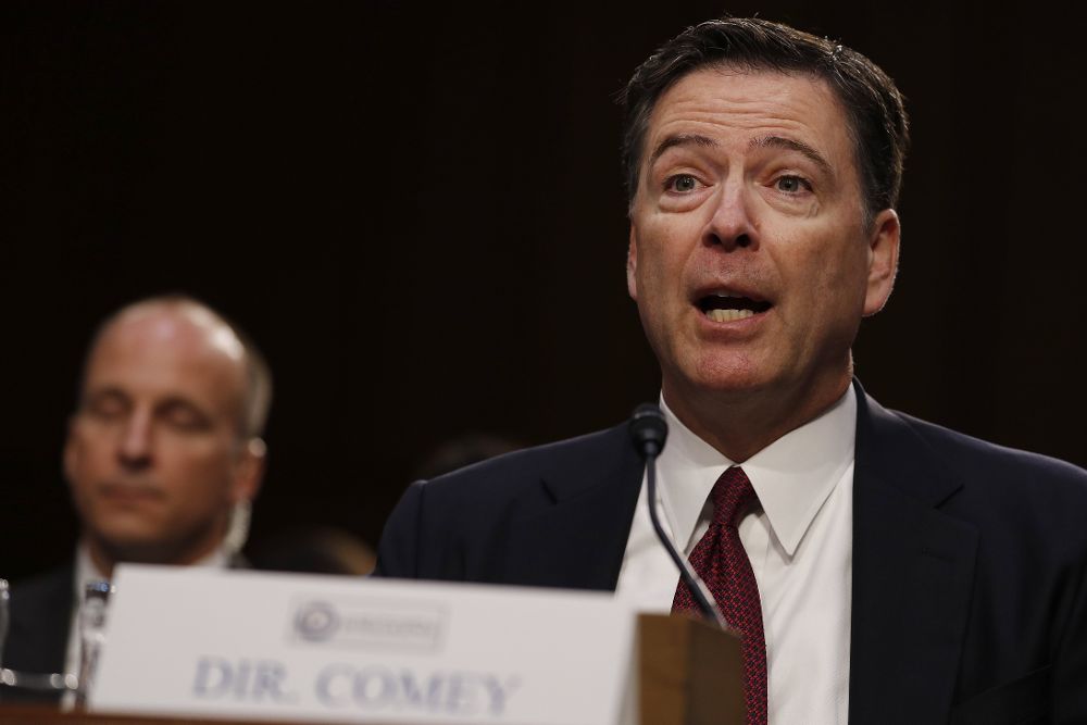 El exdirector del FBI James Comey testifica ante el Comité de Inteligencia del Senado de EEUU.