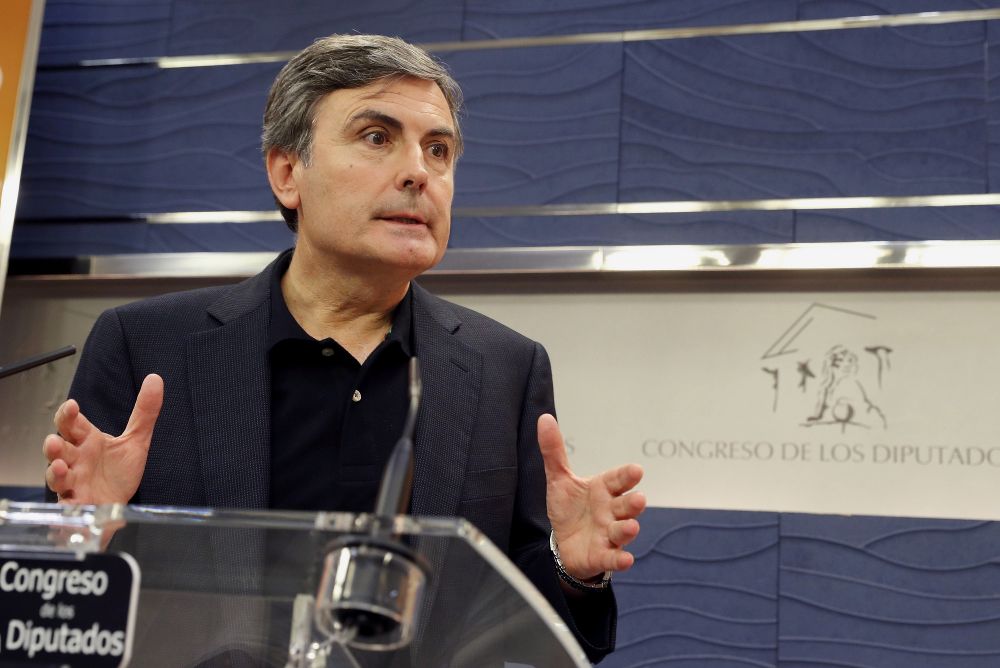 El portavoz de Economía del PSOE, Pedro Saura, durante su comparecencia ante los medios de comunicación en el Congreso.