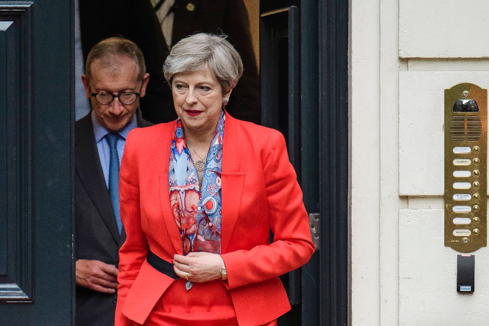 La primera ministra británica, Theresa May, y su esposo, Philip, abandonan la sede conservadora en el centro de Londres, Inglaterra, Reino Unido, el 9 de junio de 2017. 