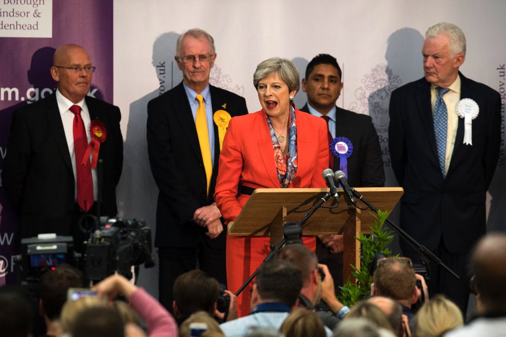 La primera ministra británica Theresa May (c) ofrece un discurso de victoria en el Centro de Ocio Magnet después de ser declarada ganadora de la votación en el distrito electoral de Maidenhead, Gran Bretaña.
