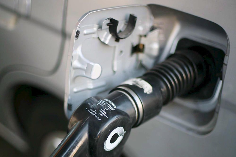 Los empresarios del automóvil sospechan de acuerdos entre las petroleras en Canarias para poner los precios.