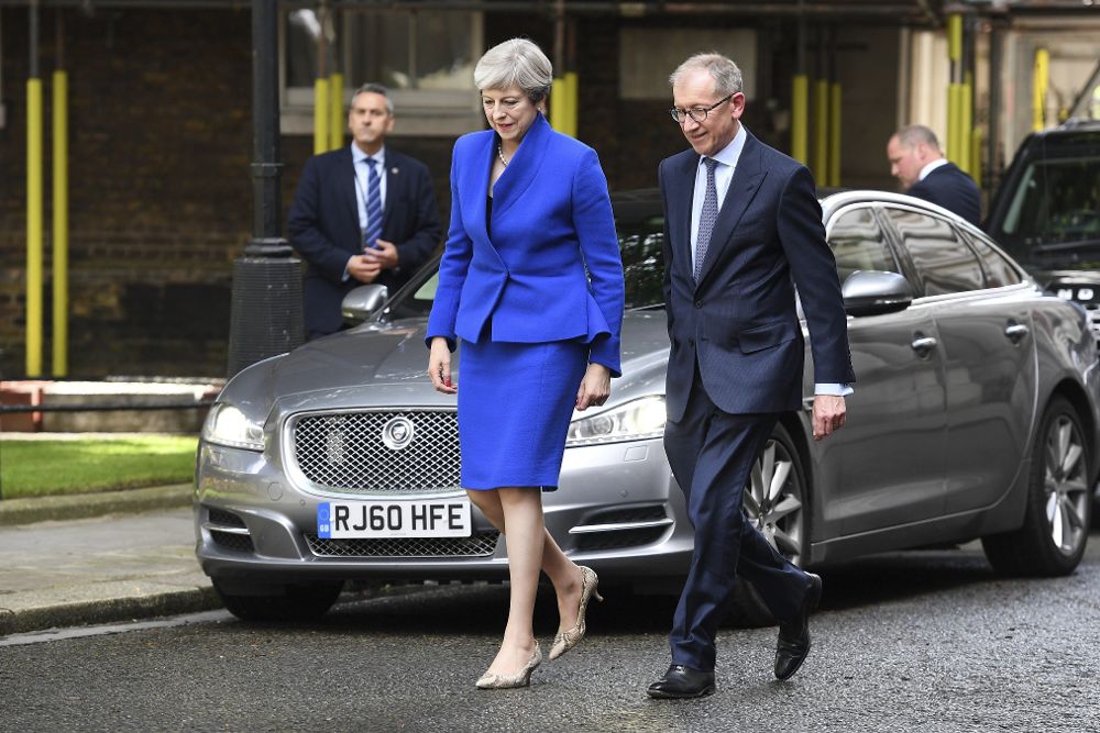 Theresa May y su marido Philip llegan al número 10 de Downing Street tras reunirse con la reina Isabel II.
