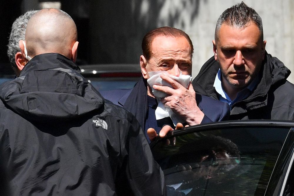 Silvio Berlusconi abandona la clínica Madonnina, en Milán, tras una caida sufrifa en Portofino en la costa de Liguria, el pasado mes de abril.