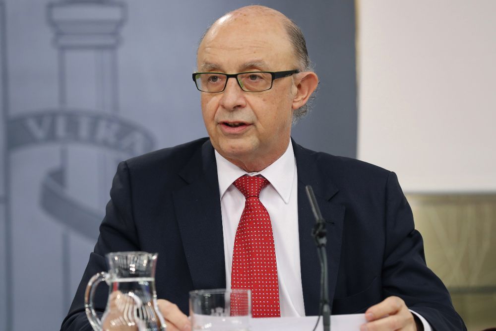 El ministro de Hacienda, Cristóbal Montoro, durante la rueda de prensa posterior a la reunión del Consejo de Ministros celebrada hoy en el Palacio de La Moncloa.