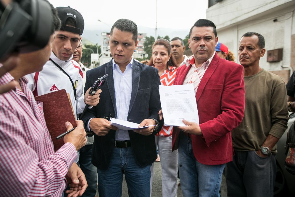 José Benigno Rojas Lovera (c-d), ex fiscal nacional del Gobierno de Hugo Chávez, habla con los medios a su llegada hoy, viernes, al Tribunal Supremo de Justicia, en Caracas.