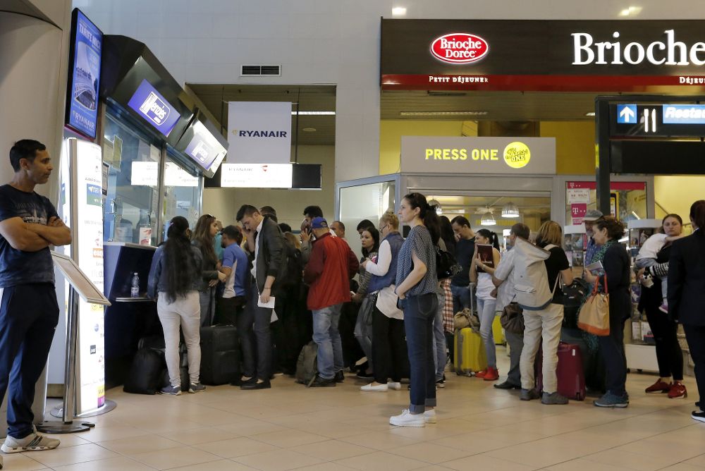Pasajeros hacen cola en un mostrador del aeropuerto Internacional Henri Coanda, en Rumanía.