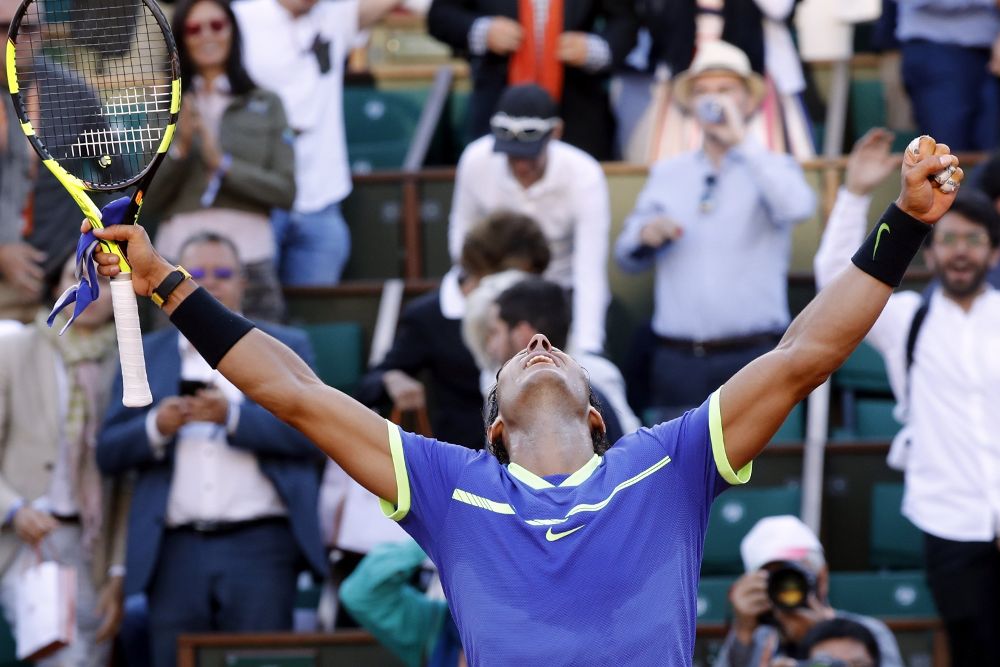 El tenista español Rafael Nadal celebra su victoria ante el austriaco Dominic Thiem tras el partido de semifinales de Roland Garros disputado en París, Francia, hoy, 9 de junio de 2017.