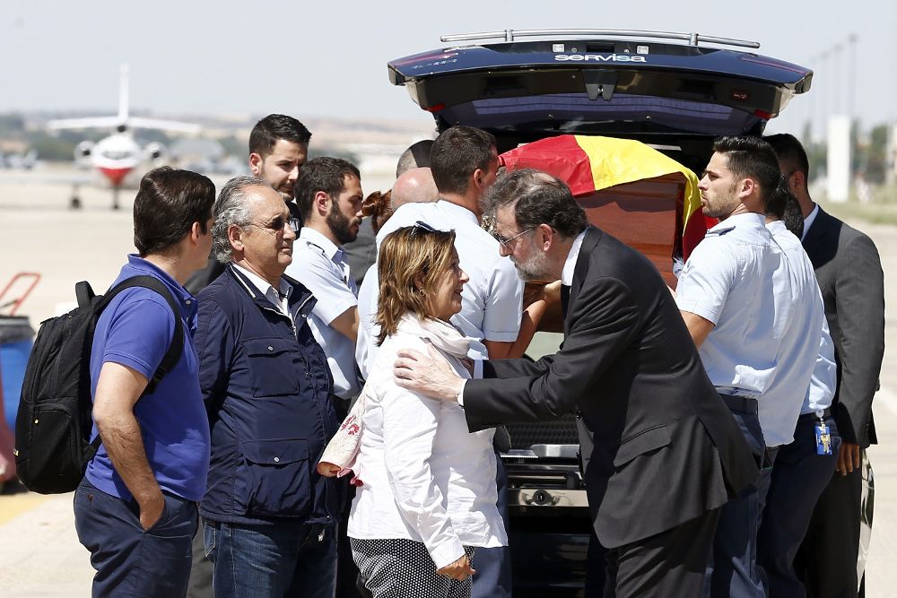 El presidente del Gobierno, Mariano Rajoy (d), saluda a la familia de Ignacio Echeverría, el joven fallecido el sábado pasado en los atentados de Londres, a la llegada del féretro del joven hoy en la base aérea de Torrejón de Ardoz.