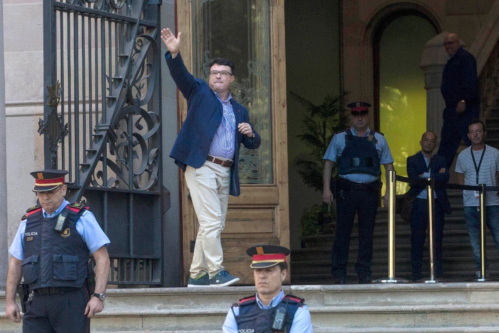 Joan Josep Nuet, saluda a las personas congregadas a las puertas del el Tribunal Superior de Justicia de Cataluña (TSJC).