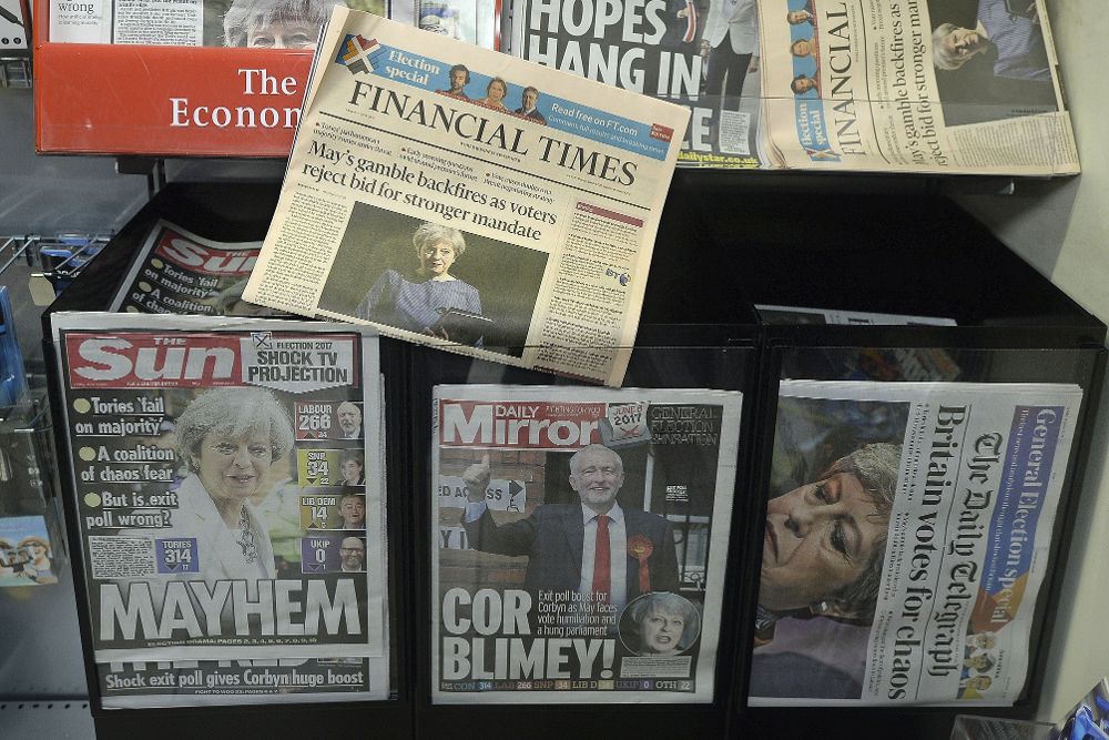 Vista de las cabeceras y portadas de periódicos sobre las elecciones generales británicas en un kiosko de la estación Victoria de Londres (Reino Unido) el 9 de junio de 2017. 
