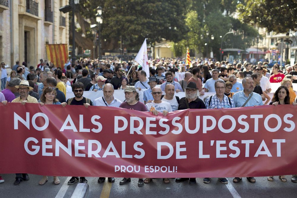 Más de 90 entidades y colectivos de izquierda de la Comunitat Valenciana se han manifestado en València para expresar su rechazo a los presupuestos generales del Estado y para pedir "las llaves de la caja" al ministro de Hacienda, Cristóbal Montoro.