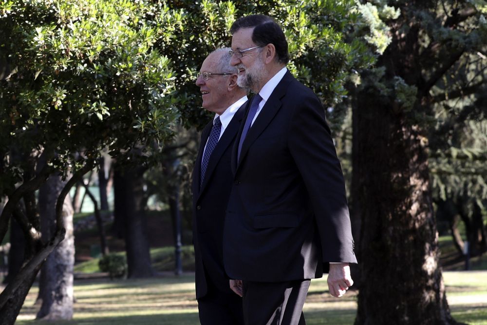 Mariano Rajoy y el presidente de la República del Perú (i).