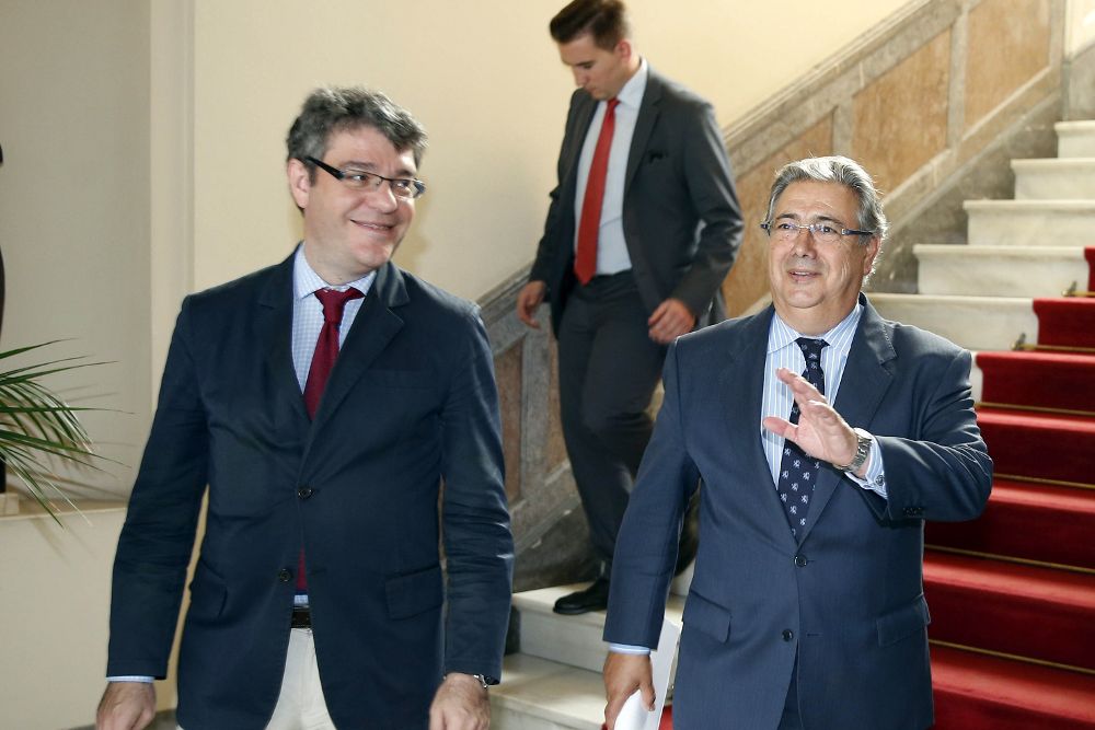 Los ministros de Interior, Juan Ignacio Zoido (d), y Turismo, Álvaro Nadal (i).