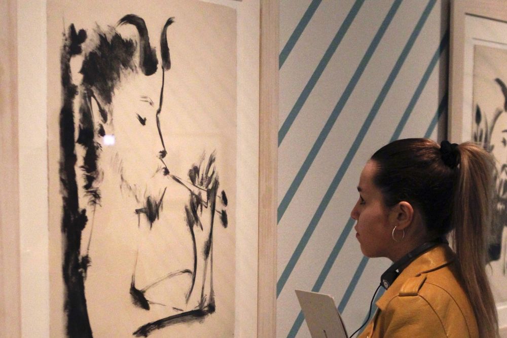Una mujer observa "Fauno músico", una de las obras perteneciente a la exposición "Picasso y el Mediterráneo, en la Fundación Canal de Madrid. 