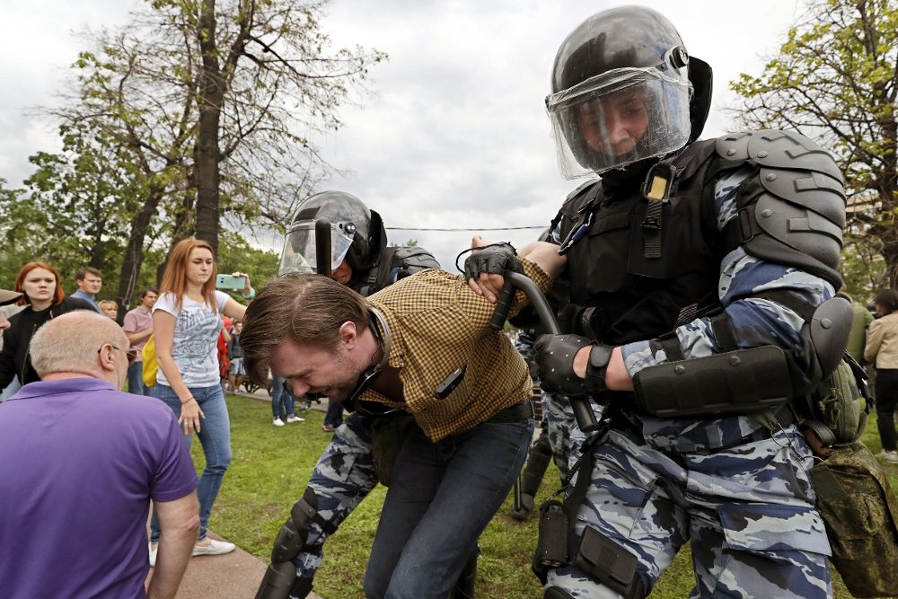 Miembros de la policía detienen a uno de los participantes de la manifestación no autorizada en la céntrica calle Tverskaya de Moscú.