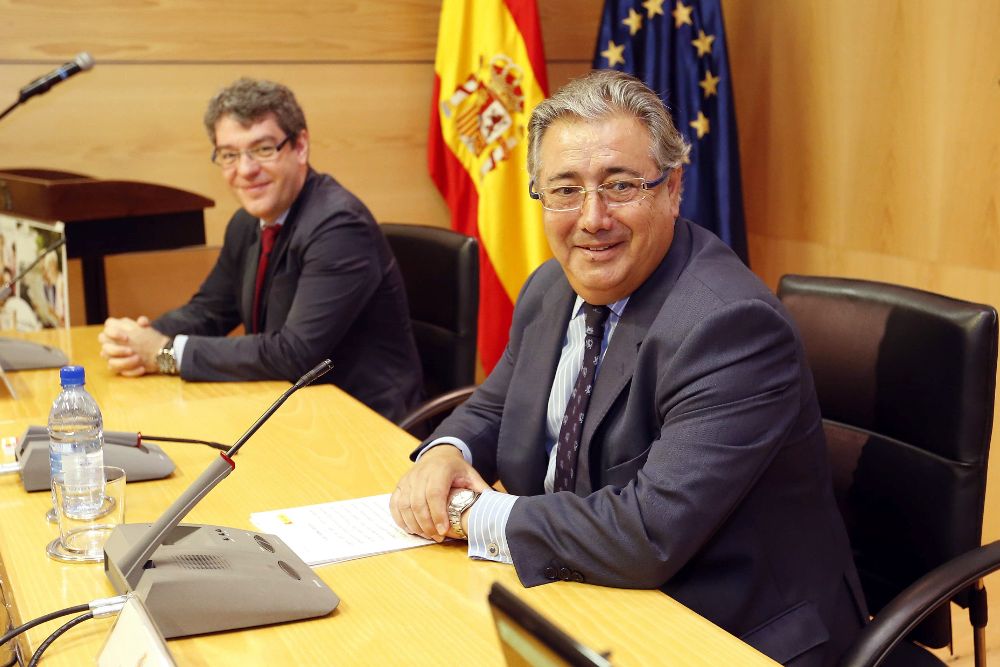 Los ministros de Interior, Juan Ignacio Zoido (d), y Turismo, Álvaro Nadal, durante la presentación hoy en Las Palmas de Gran Canaria del Plan Turismo Seguro 2017.