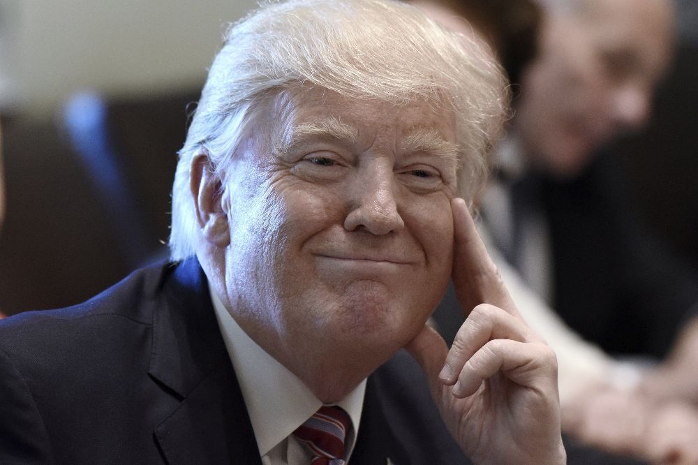 El presidente de Estados Unidos, Donald Trump, sonríe durante la reunión de gobierno en la Casa Blanca, en Washington hoy, 12 de junio.