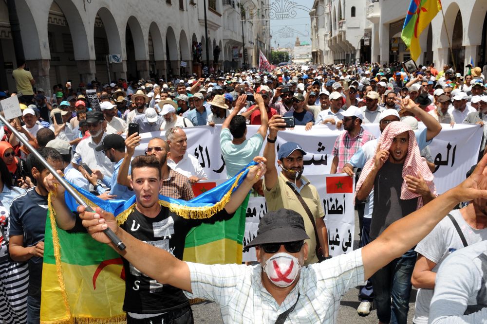 Cientos de manifestantes con banderas amazig se manifestaron ayer, domingo, en Rabat, en solidaridad con las protestas de los rifeños.