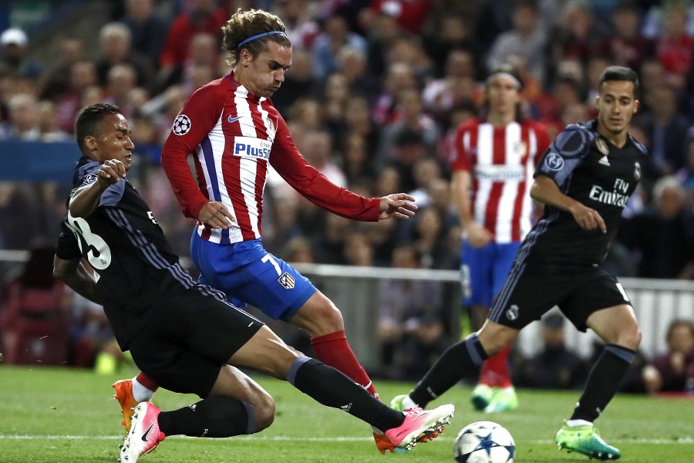 Griezmann (2-i) trata de escapar de Danilo (i), del Real Madrid, durante el partido de vuelta de las semifinales de la Liga de Campeones.
