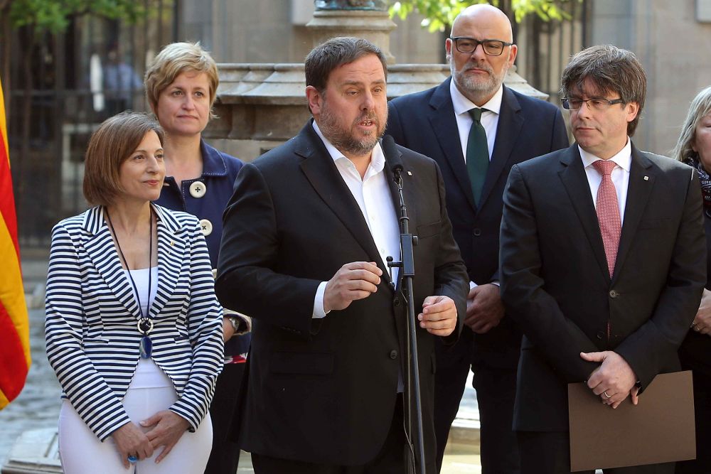 El vicepresidente de la Generalitat y líder de ERC, Oriol Junqueras (c) y el presidente de la Generalitat, Carles Puigdemont (d).
