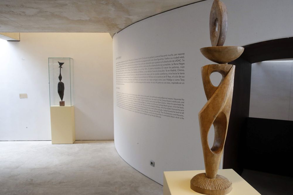 Dos de las esculturas de Martín Chirino que se exhiben en la exposición.