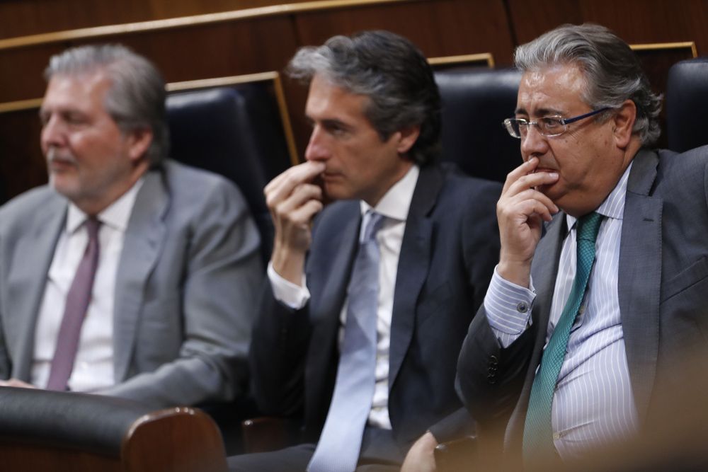 Los ministros de Educación y Cultura, Íñigo Méndez de Vigo (i); de Fomento, Íñigo de la Serna (c); y del Interior, Juan Ignacio Zoido.