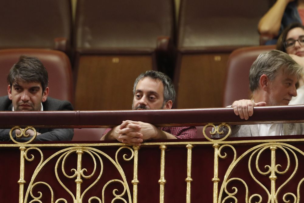 Los alcaldes de Ferrol, Jorge Suárez (i); A Coruña, Xulio Ferreiro (c); y Zaragoza, Pedro Santiesteve (d), siguen desde la tribuna de invitados el debate en el pleno del Congreso.